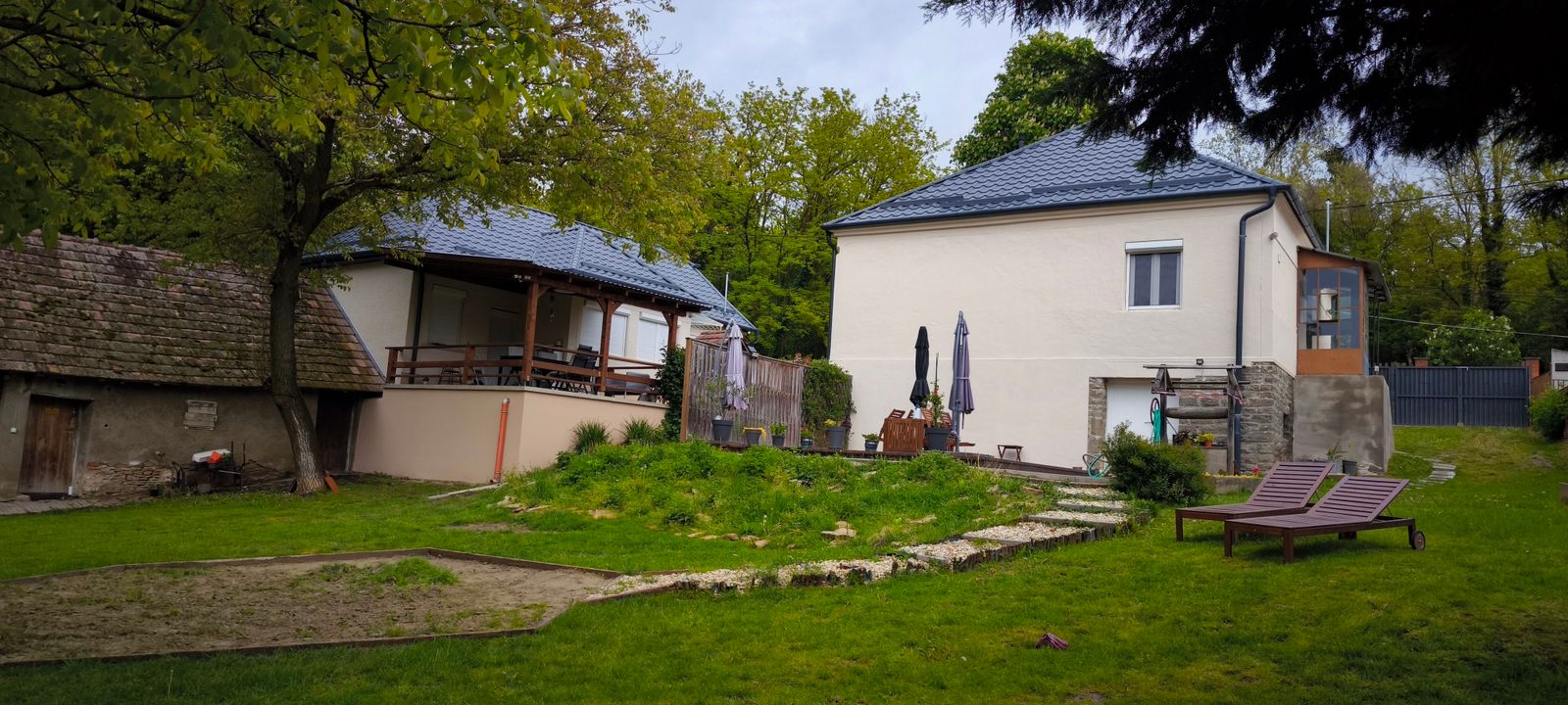 The renovated houses opening onto the garden