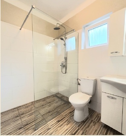 Gidrán — Bathroom